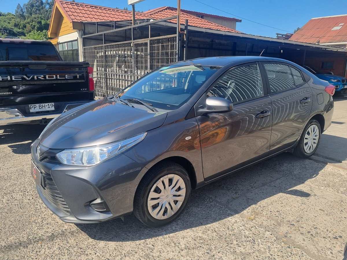 Toyota Yaris 1.5 2023, color Gris oscuro